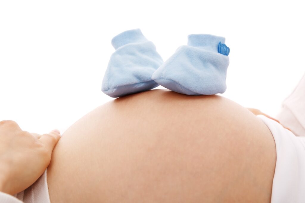 Mãe durante o período inicial de licença maternidade
